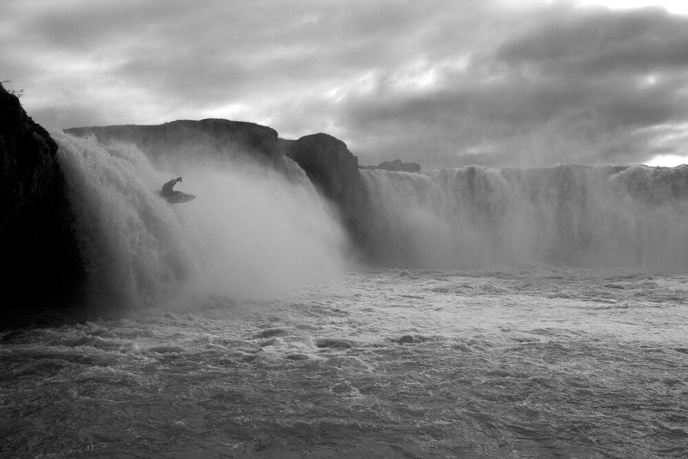 Extrem Kajakfahren am Godafoss Wasserfall | Fotokunst van Stefan Blawath