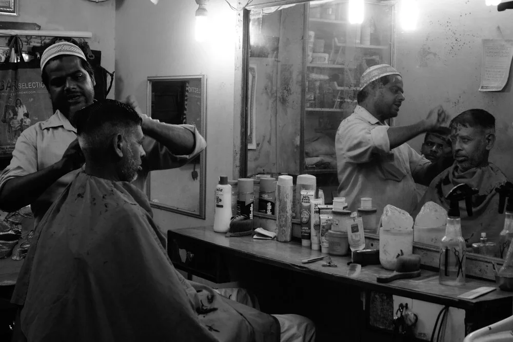 Un barbero en acción - Fotografía artística de Jagdev Singh