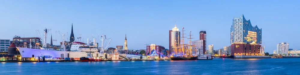 Hamburger Hafen mit Elbphilharmonie - fotokunst de Jan Becke