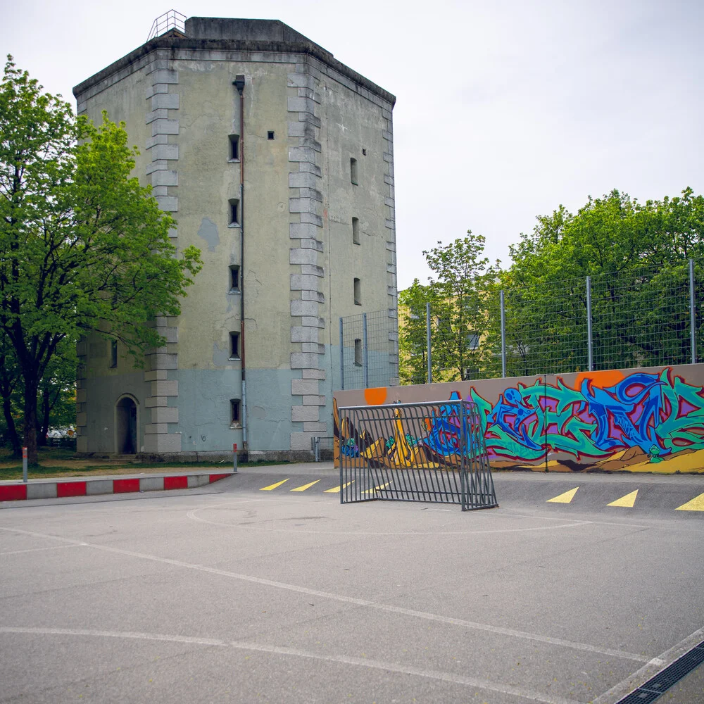 Asfalto, graffiti y torre - Fotografía artística de Franz Sussbauer