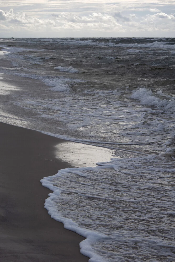 Paseo por la playa de la tarde dorada gris - Fotografía Fineart de Studio Na.hili