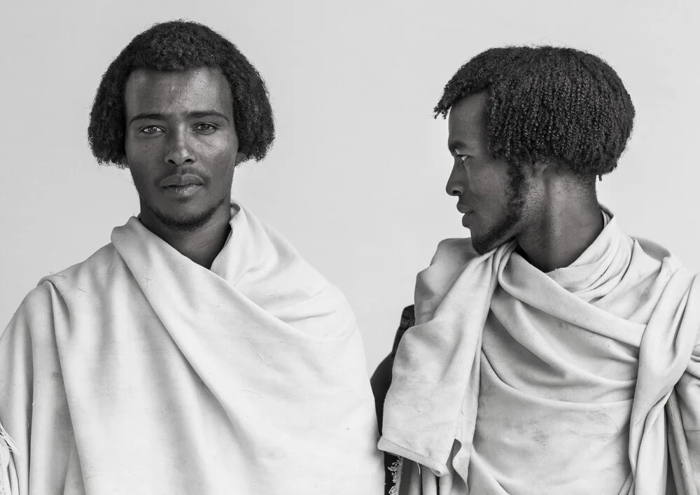 Hombres de la tribu Karrayyu, Etiopía - fotokunst de Eric Lafforgue