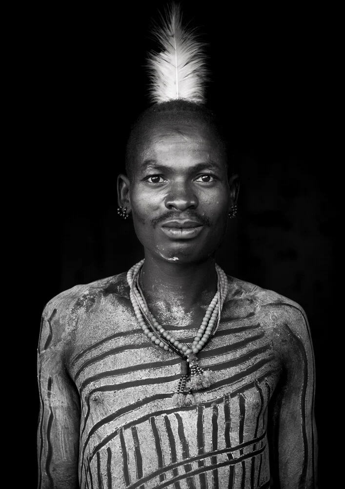Hombre de la tribu Bashada con pintura corporal Etiopía - Fotografía artística de Eric Lafforgue