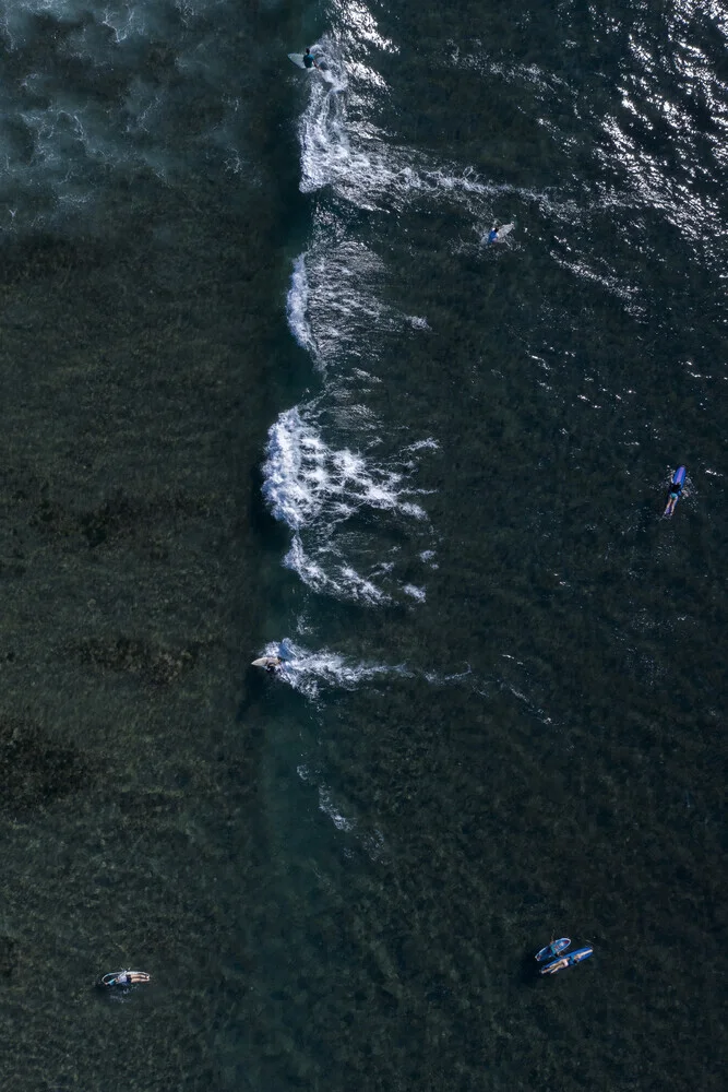 contando surfistas y olas - Fineart fotografía por Studio Na.hili