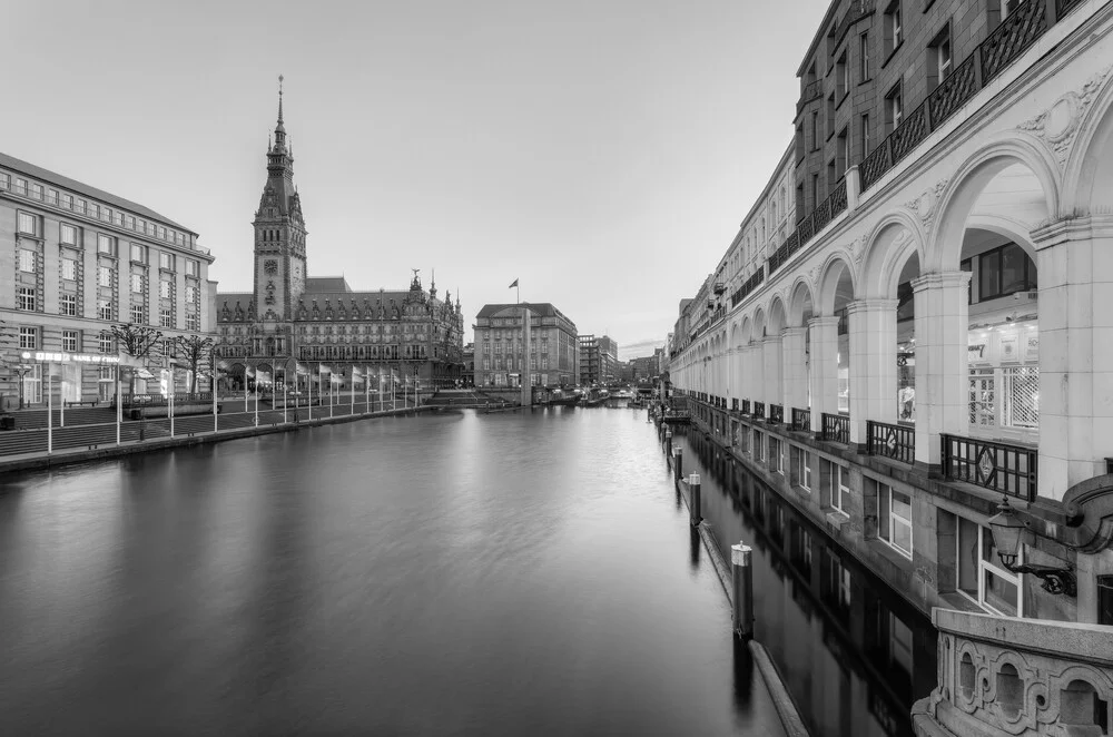 Hamburg Alsterarkaden und Rathaus schwarz-weiß - fotografía de Michael Valjak