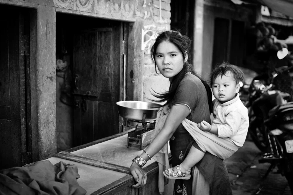 Madre e hijo de compras en Katmandú - Fotografía artística de Victoria Knobloch