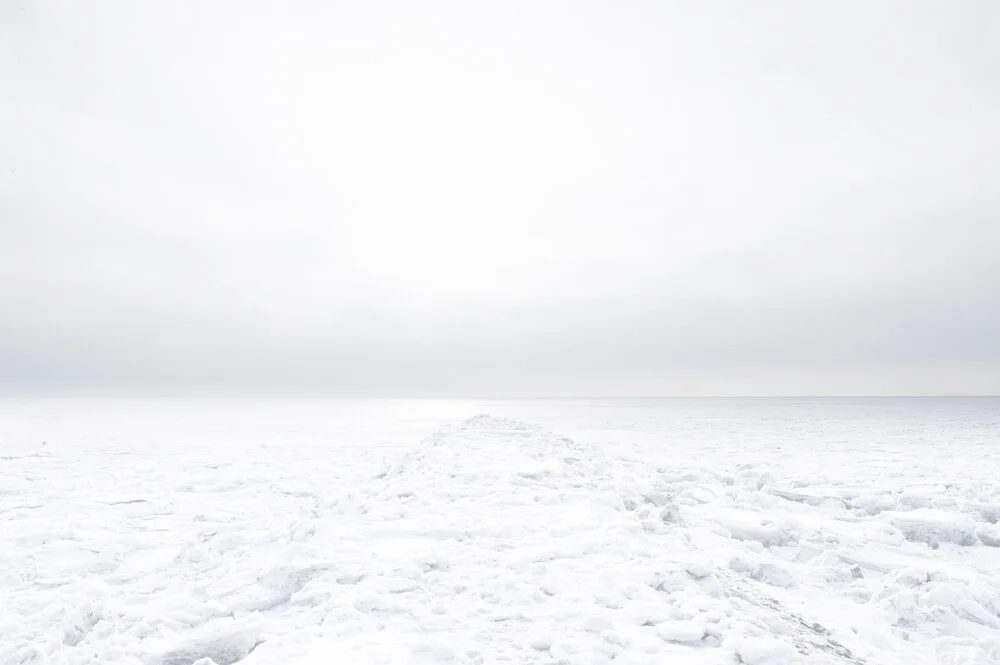 White Frozen Embankment - Fotografía artística de Schoo Flemming