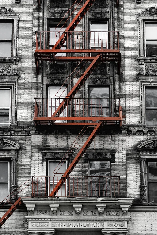Escalera roja contra incendios, Manhattan - Fotografía artística de Franzel Drepper