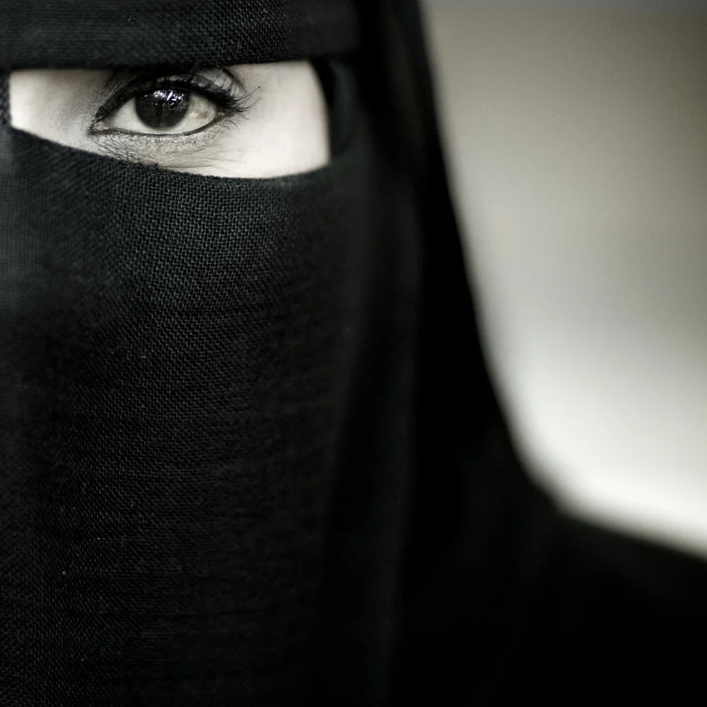 Mujer velada de Salalah, Omán - fotokunst de Eric Lafforgue