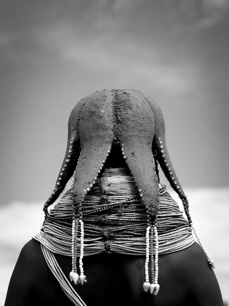 Peinado de mujer de la tribu Mwila, Huila, Angola - fotokunst von Eric Lafforgue