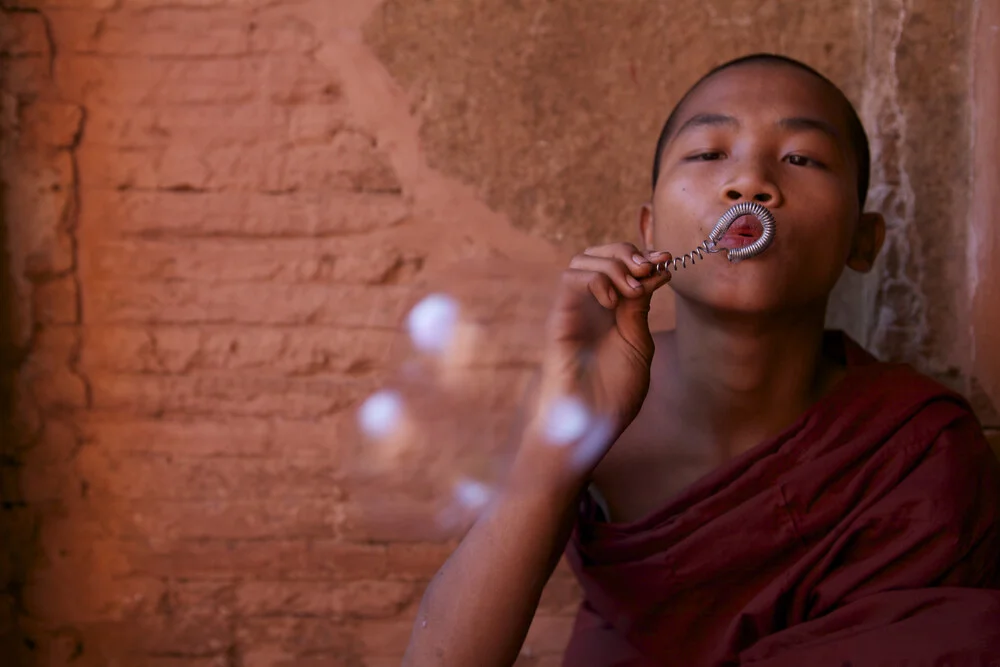 Monje que hace burbujas, Myanmar - Fotografía artística de Christina Feldt