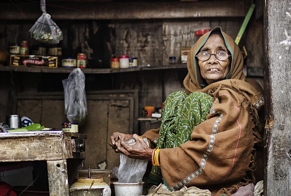 Vendedora en Varanasi - fotokunst de Victoria Knobloch