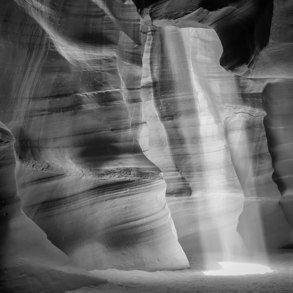 ANTILOPE CANYON Lichtsäule schwarz-weiß - fotokunst de Melanie Viola