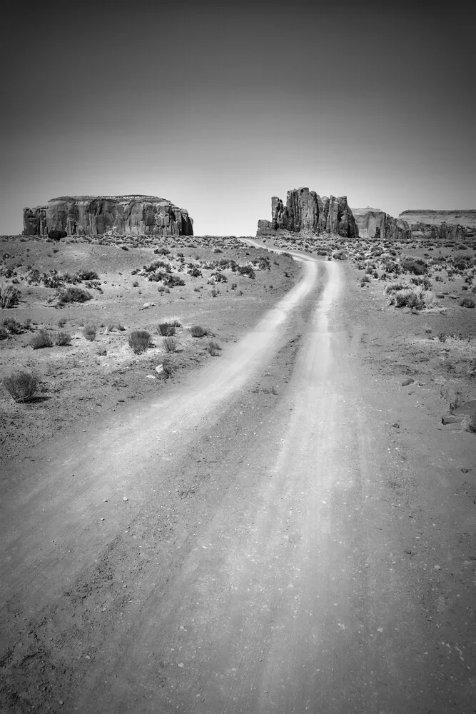 Monument Valley Drive en blanco y negro - Fotografía artística de Melanie Viola