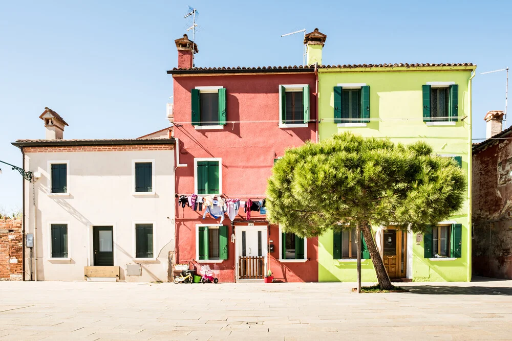 Tres casas de colores en Burano - Fotografía artística de Michael Stein