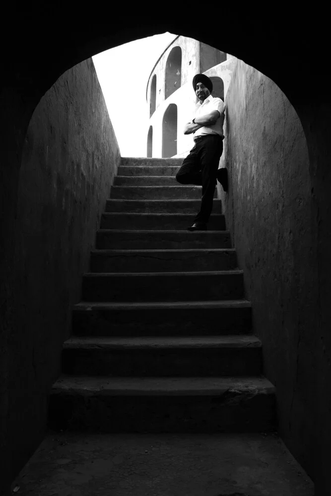 Escaleras y un hombre - Fotografía artística de Jagdev Singh