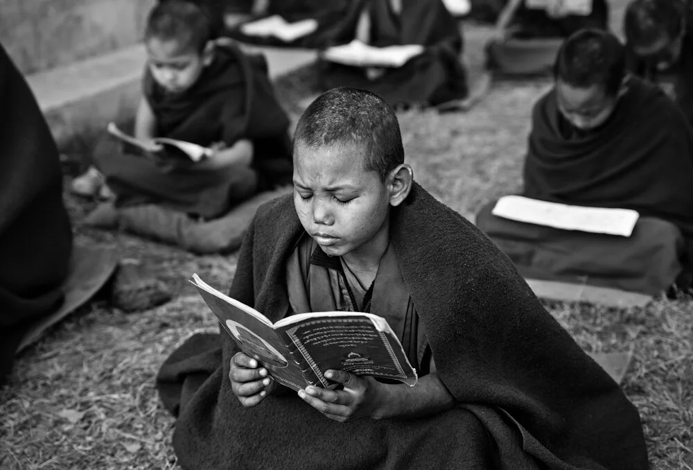 Pequeño monje estudiando en el Monasterio Tashi Khyil - Fotografía artística de Victoria Knobloch