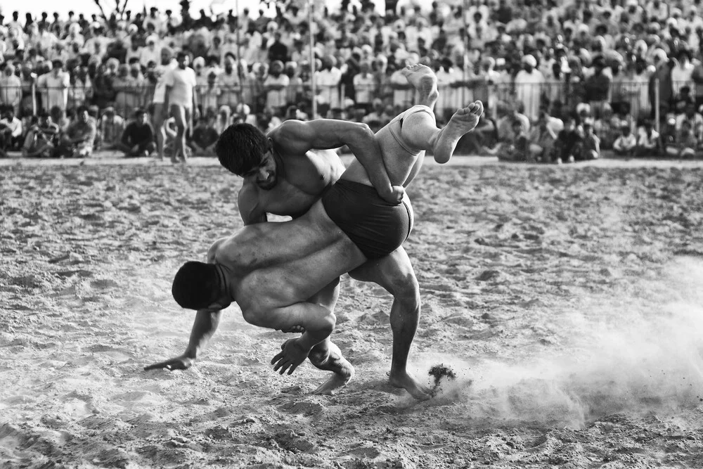 El viejo deporte de la lucha - Fotografía artística de Jagdev Singh