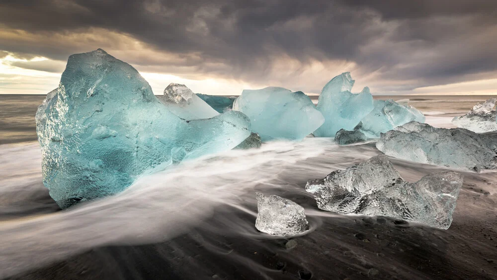 Larga exposición de icebergs durante el amanecer en la playa de Joekulsarlon - Fotografía artística de Dennis Wehrmann