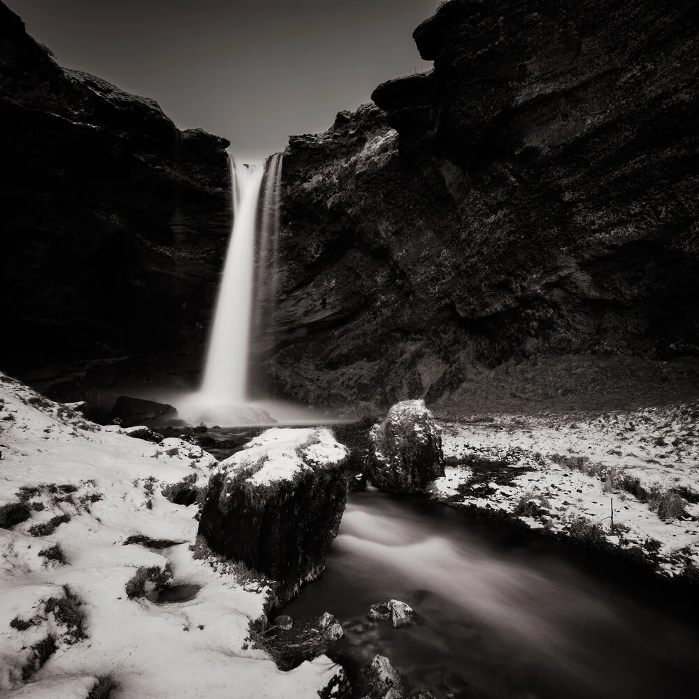 Langzeitbelichtung des Wasserfalls Solheimajoekull auf Island - fotografía de Dennis Wehrmann
