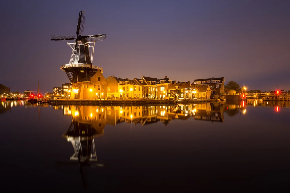 Windmill Mirroring - Fotografía artística de Moritz Esser