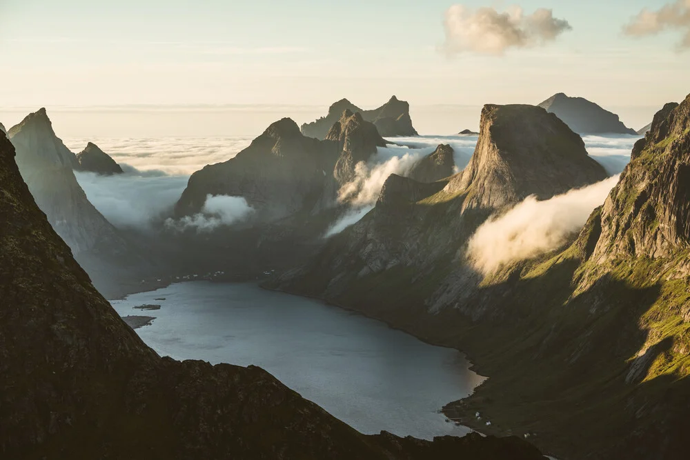 Picos en las Islas Lofoten - Fotografía artística de Roman Königshofer
