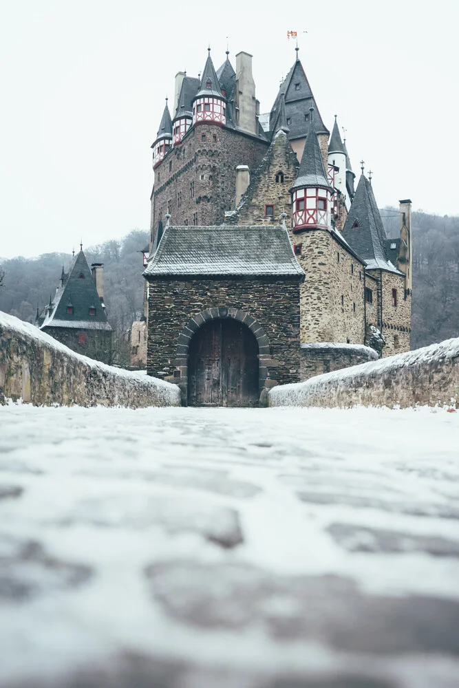 Castillo de Eltz en la nieve del invierno - Fotografía artística de Patrick Monatsberger
