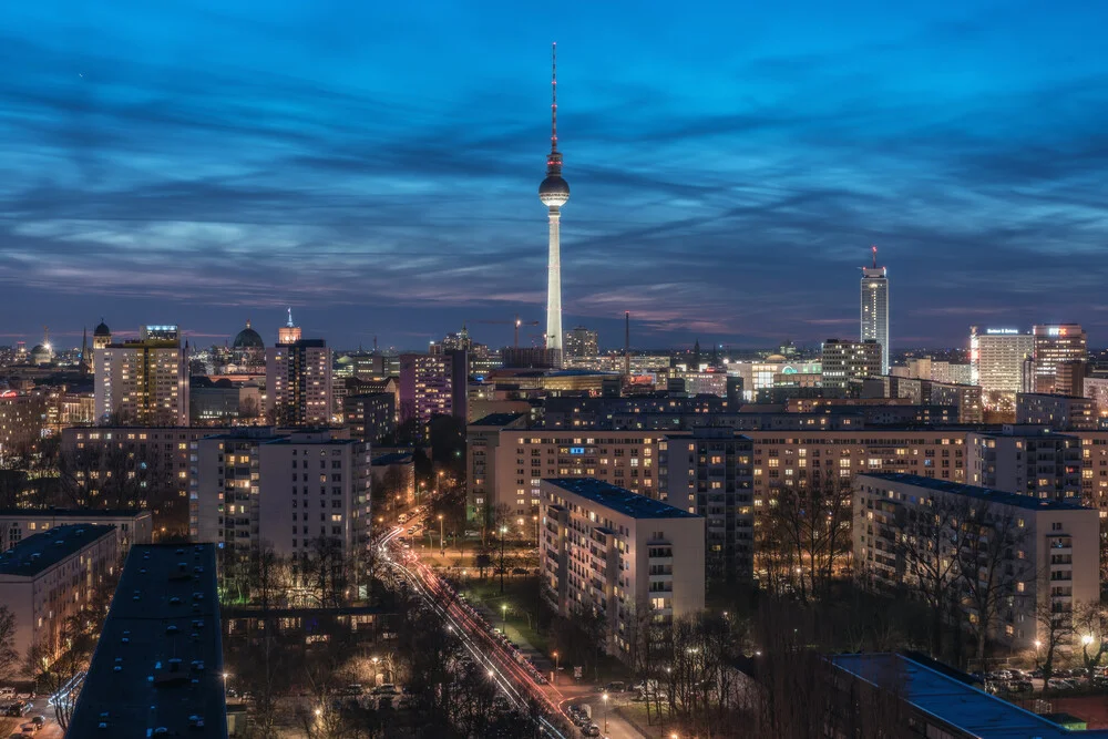 Berlin Skyline Panorama zur blauen Stunde - fotografía de Jean Claude Castor