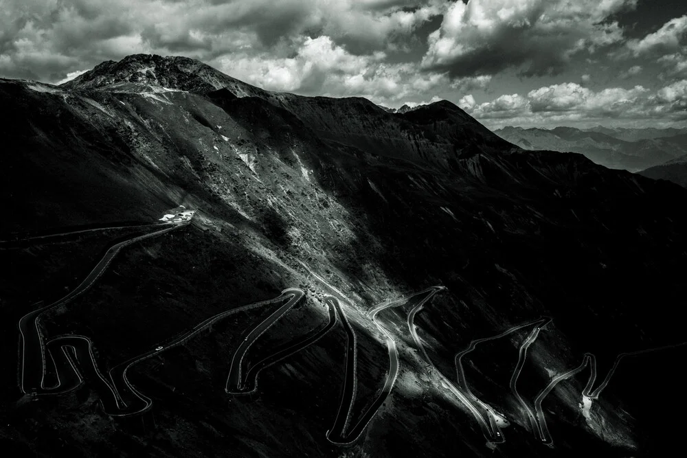 El Stelvio Pass - Blanco y negro - Fotografía artística de Johann Oswald
