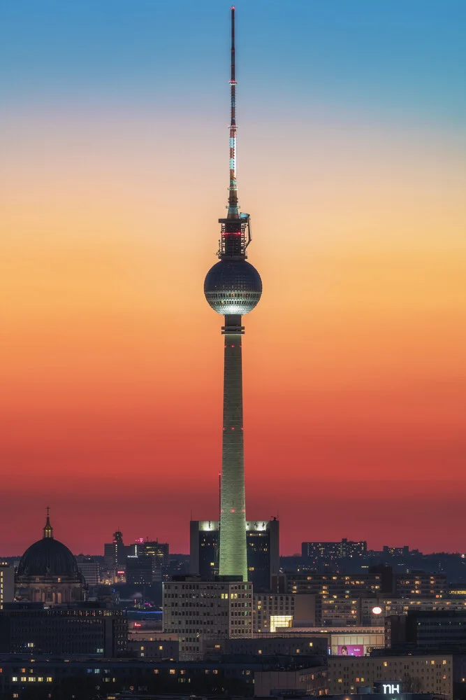 Berlin Fernsehturm mit Farbverlauf - fotokunst de Jean Claude Castor