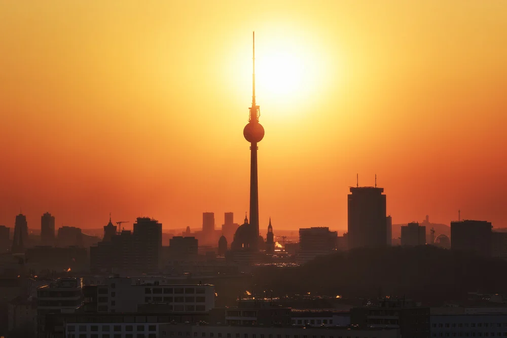 Berlin Skyline zum Sonnenuntergang - fotografía de Jean Claude Castor