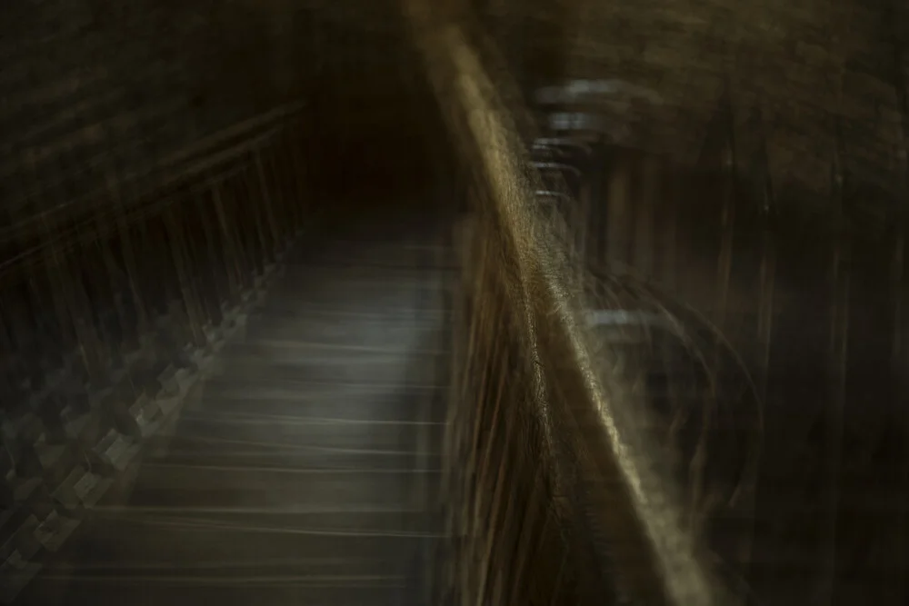 Escaleras de madera cuesta abajo - Fotografía artística de Nadja Jacke