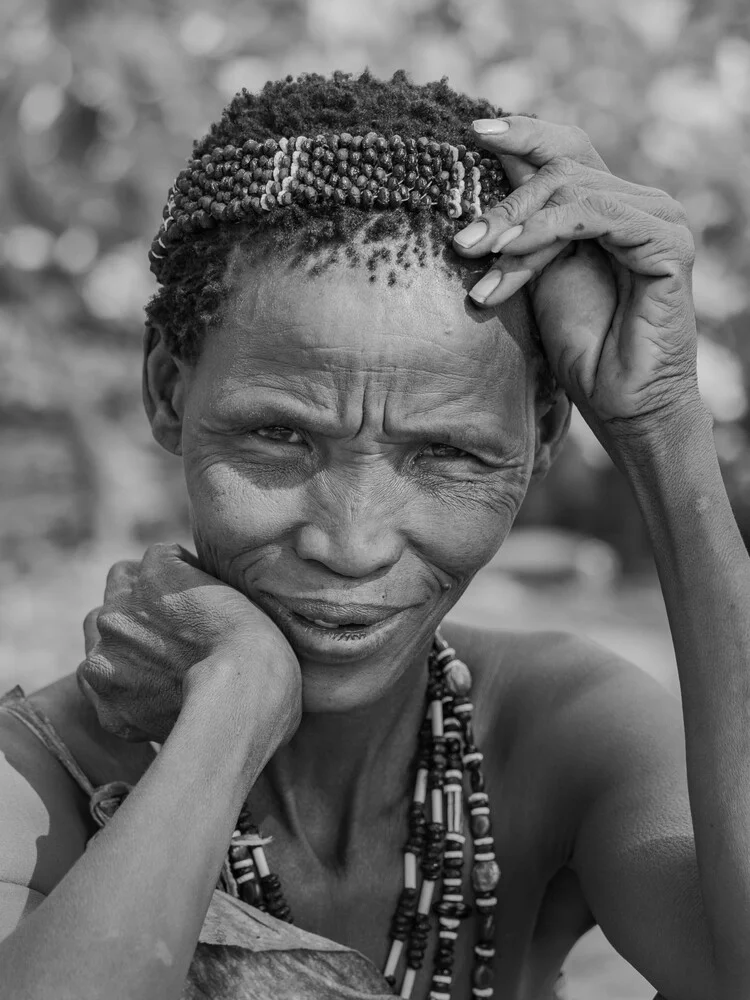 Retrato de una mujer bosquimana - Fotografía artística de Phyllis Bauer