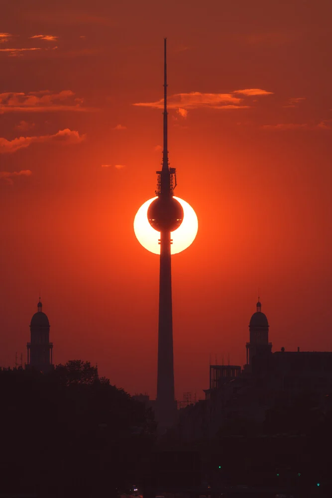 Torre de televisión de Berlín durante la puesta de sol - Fotografía artística de Jean Claude Castor