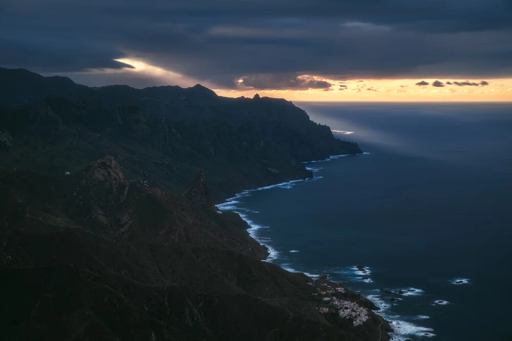 Puesta de sol en la costa de las montañas de Anaga en Tenerife - Fotografía artística de Jean Claude Castor
