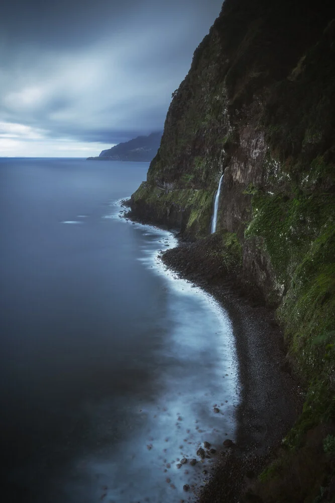 Cascada de Madeira cerca de Seixal con acantilados - Fotografía artística de Jean Claude Castor