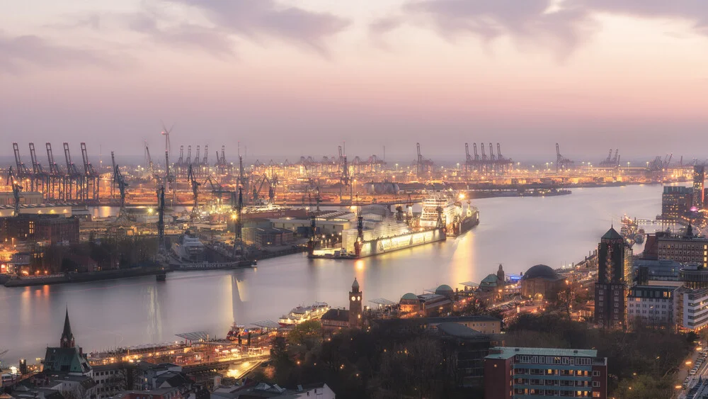 Vista nocturna panorámica del puerto de Hamburgo - Fotografía artística de Dennis Wehrmann
