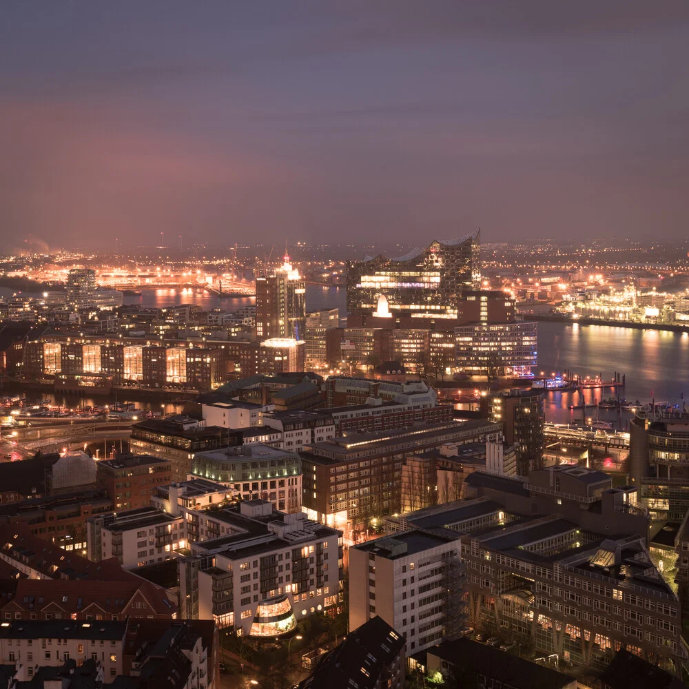 Panorama nocturno Hamburger Harbour District y Elbphilharmonie - Fotografía artística de Dennis Wehrmann