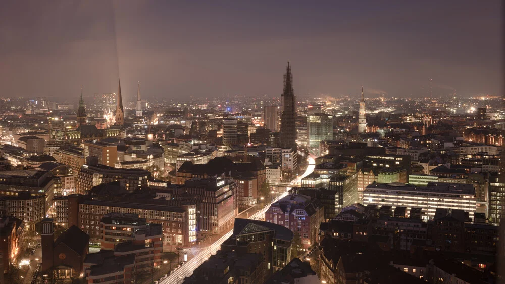 Vista de pájaro del centro de la ciudad de Hamburgo por la noche - Fotografía artística de Dennis Wehrmann