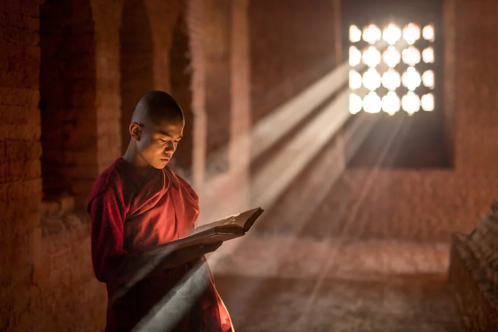 Buddhistischer Mönch en Myanmar - fotokunst de Jan Becke