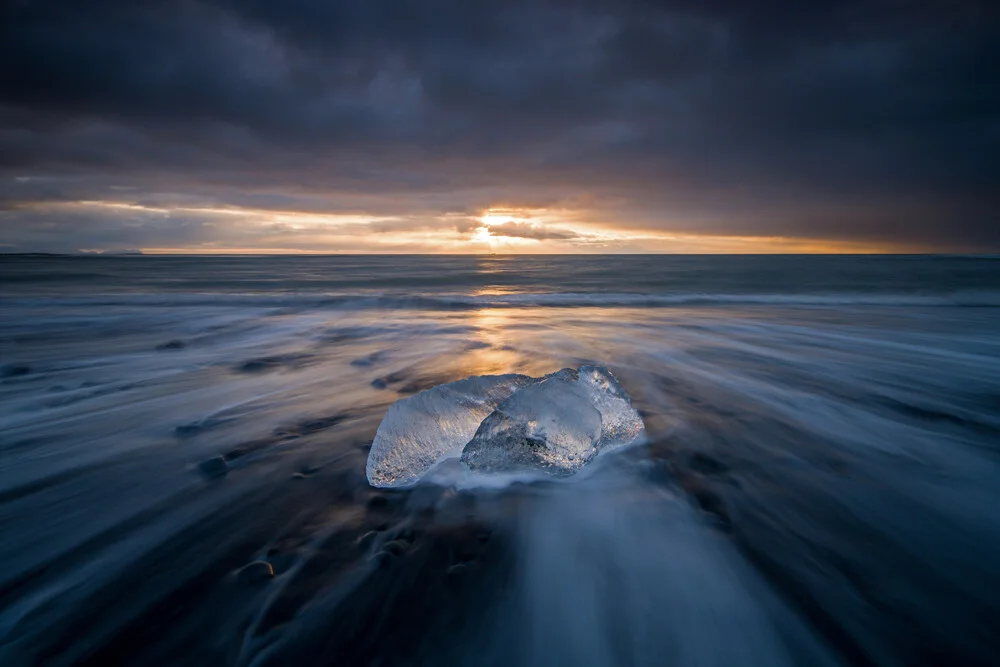 Hielo glaciar en Diamonds Beach en Islandia - Fotografía artística de Franz Sussbauer