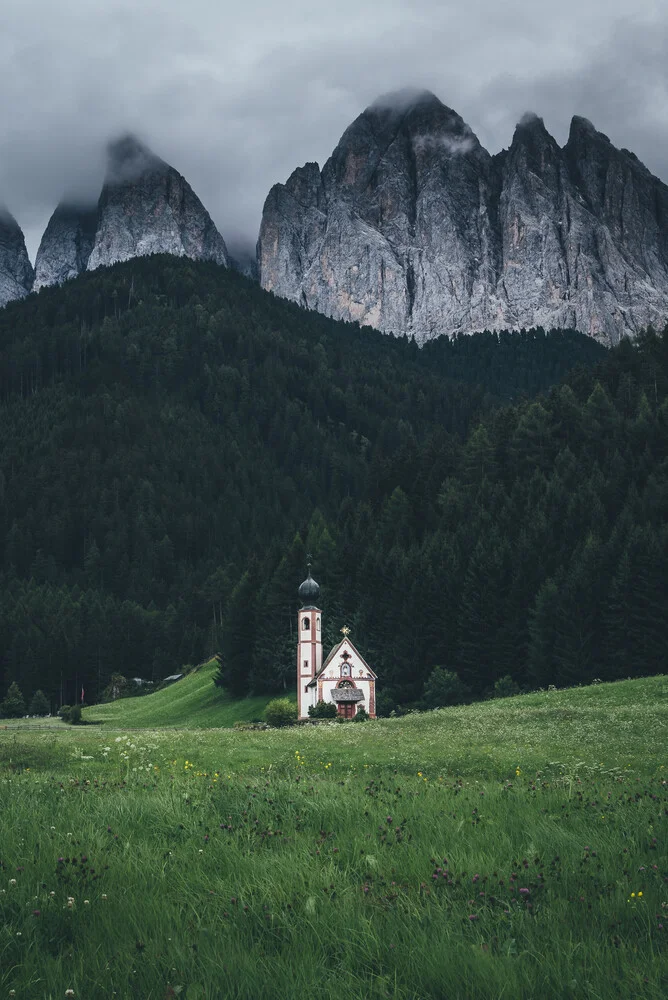 Iglesia frente a una enorme montaña - Fotografía artística de Christoph Sangmeister