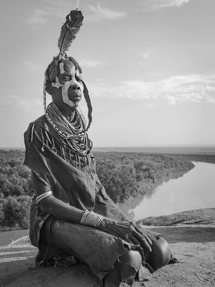 Mujer Karo en el río Omo - Fotografía artística de Phyllis Bauer