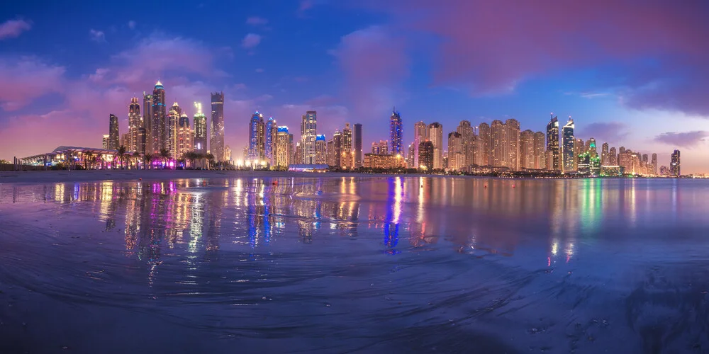 Dubai Marina Beach Skyline Panorama Blue Hour - Fotografía artística de Jean Claude Castor