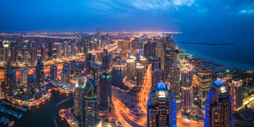 Dubai Marina Skyline Panorama zur Blauen Stunde - fotografía de Jean Claude Castor