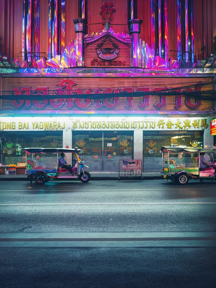 Tuk Tuk y tienda de oro en el barrio chino de Bangkok - Fotografía artística de Gaspard Walter