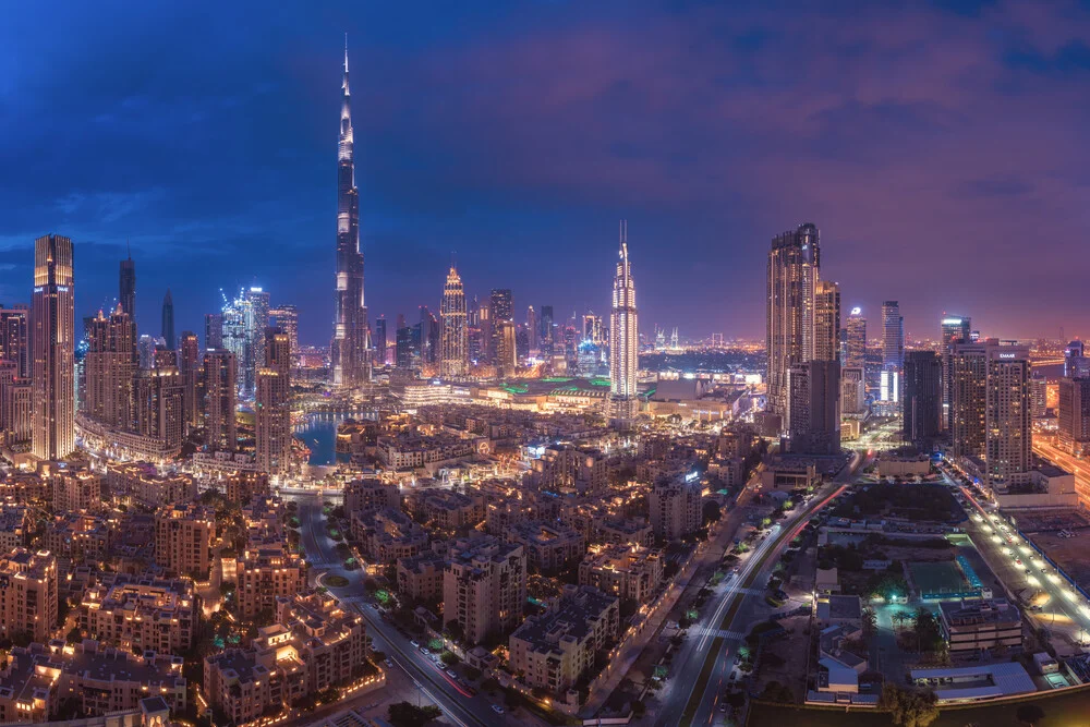 Dubai Skyline Panorama Downtown at Night - Fotografía artística de Jean Claude Castor