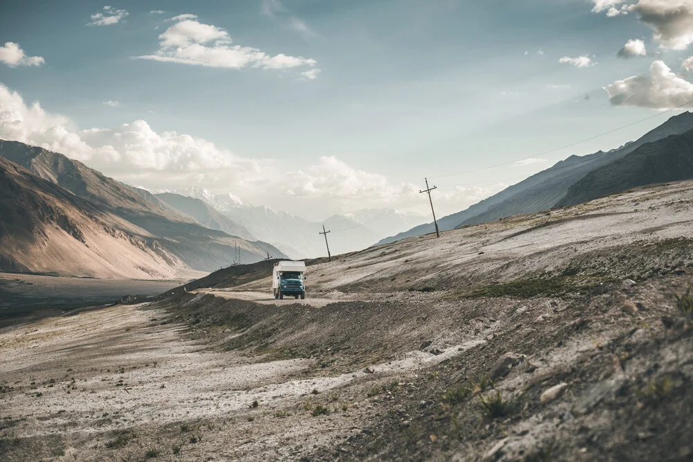 Vehículo de expedición en el desierto - fotokunst von Leander Nardin