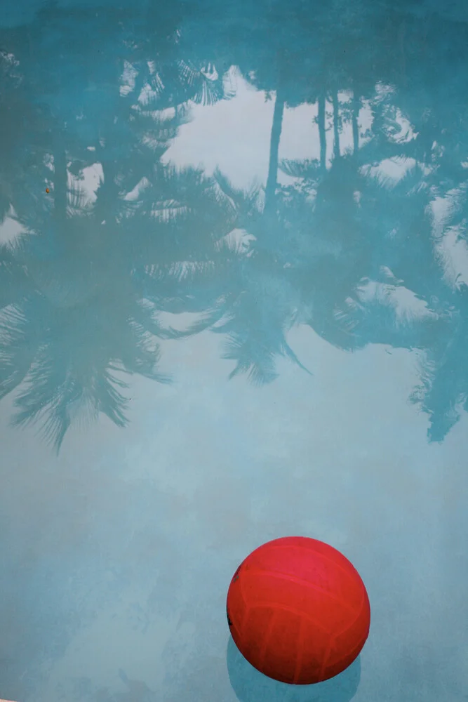 Roter Ball schwimmt im Pool - Fotografía artística de Lioba Schneider