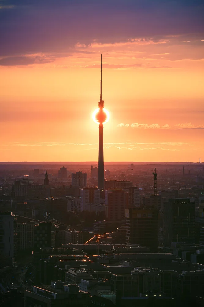 Eclipse de Berlín detrás de la Torre de TV - Fotografía artística de Jean Claude Castor